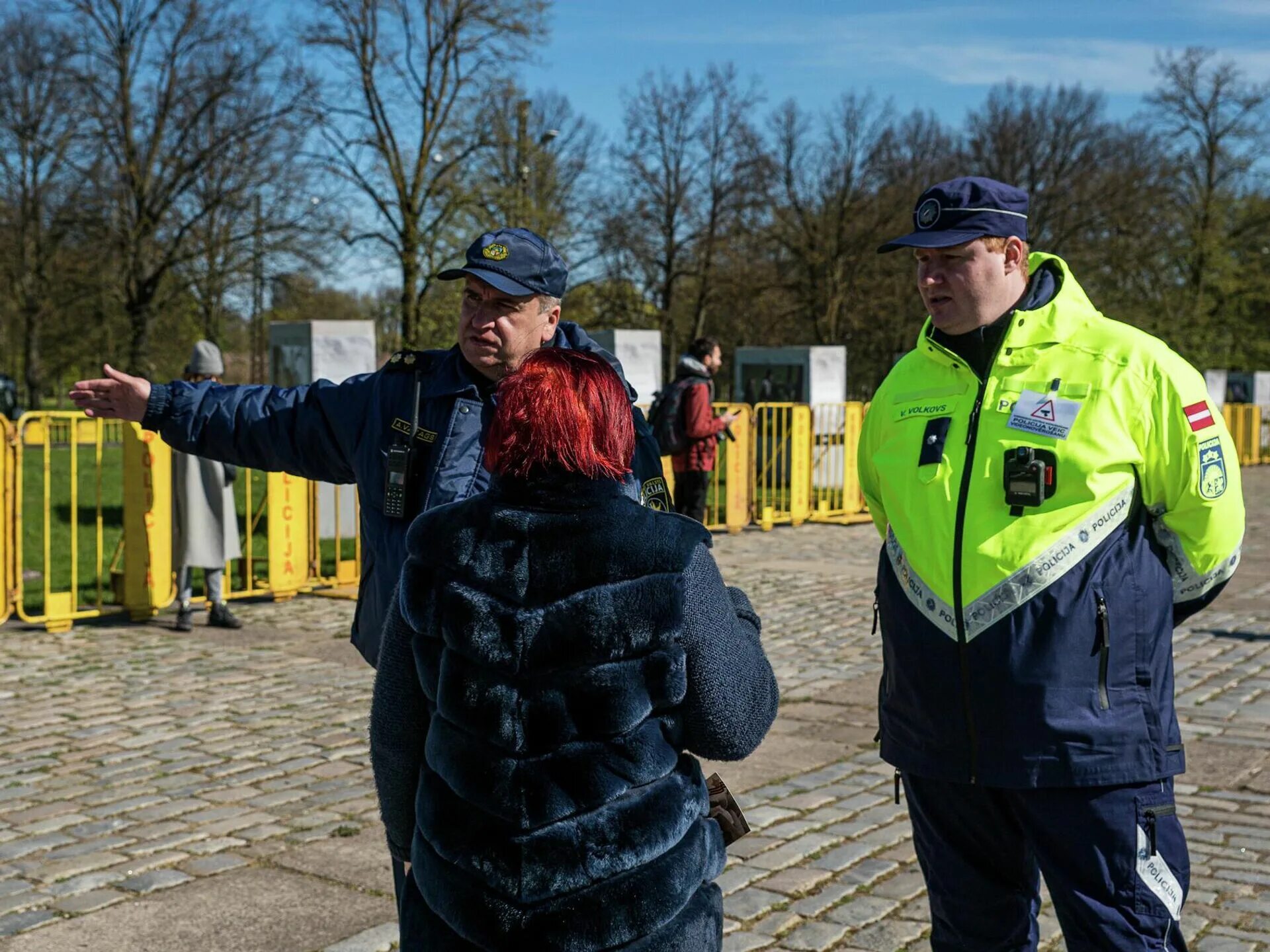 Рига 9 мая. Бессмертный полк 9 мая в риге. Рига день победы. Цветы в риге 9 мая. Памятник освободителям риги.