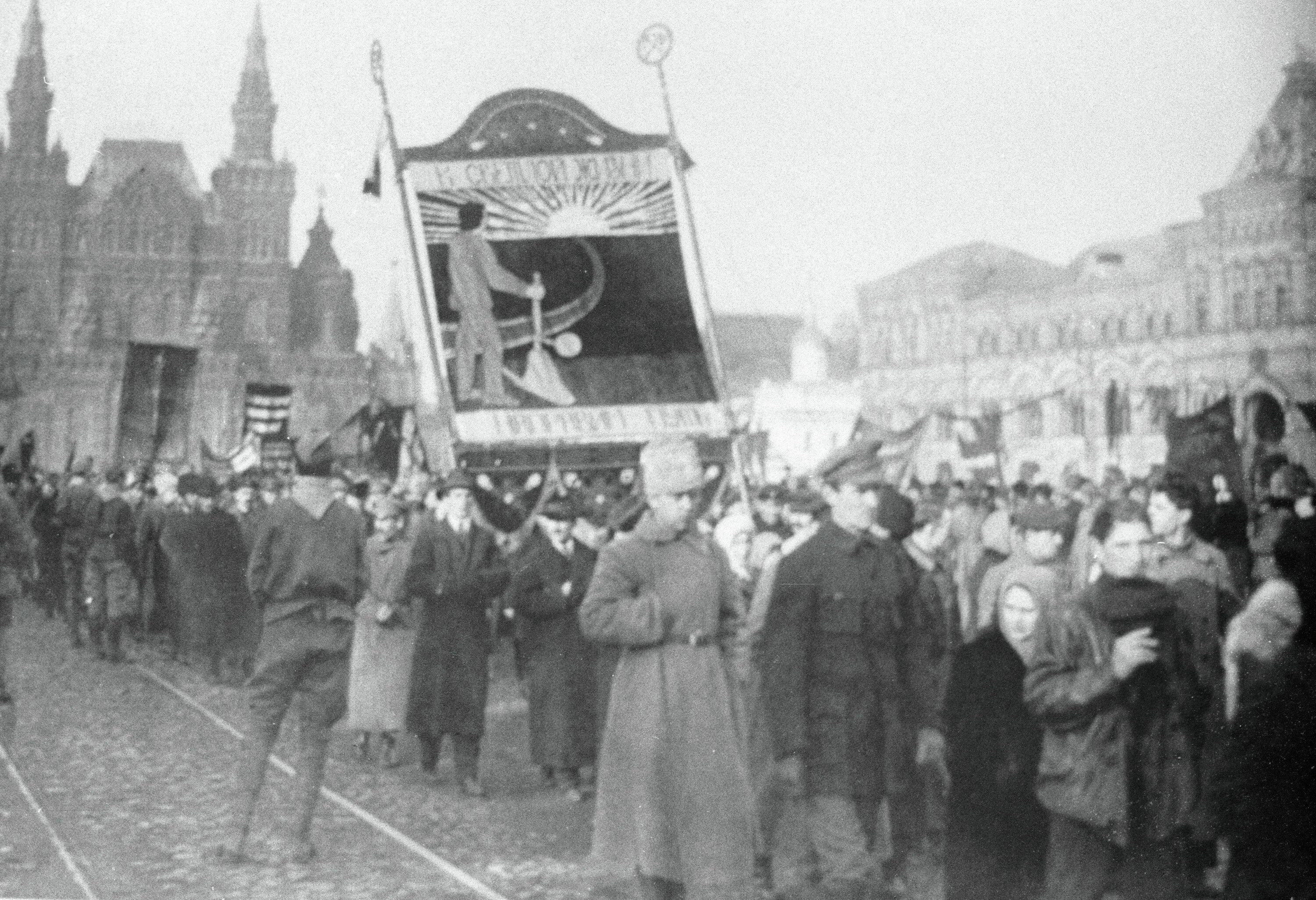 Москва, 7 ноября 1918 года.. Революция 1918 года Октябрьская. Первая годовщина Октябрьской революции 1918. Демонстрация 1 мая 1918 года Москва.