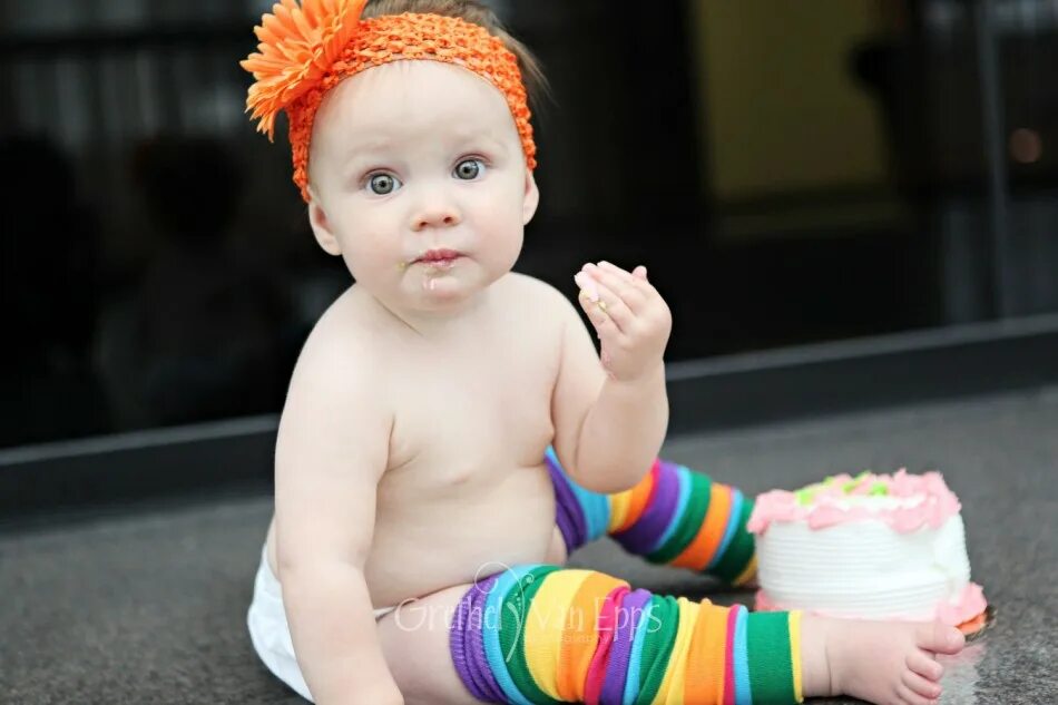 1 year baby. Baby 01. Smash cake фотосессия. Baby 01. Дети лежат лицом вверх.