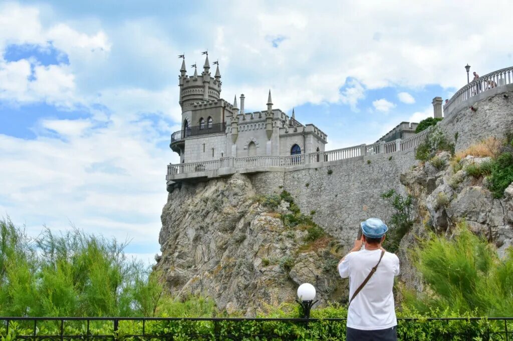 Какой праздник 10 апреля в крыму. Крым в сентябре. Туристы в Крыму. Крым в октябре.