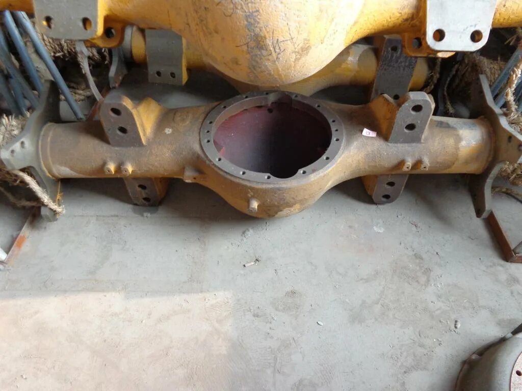 Корпус переднего моста xcmg lw500f. Мост чулок мерседес 1114. Корпус редуктора переднего моста ваз 2121. Кожух моста. Scania rb660.