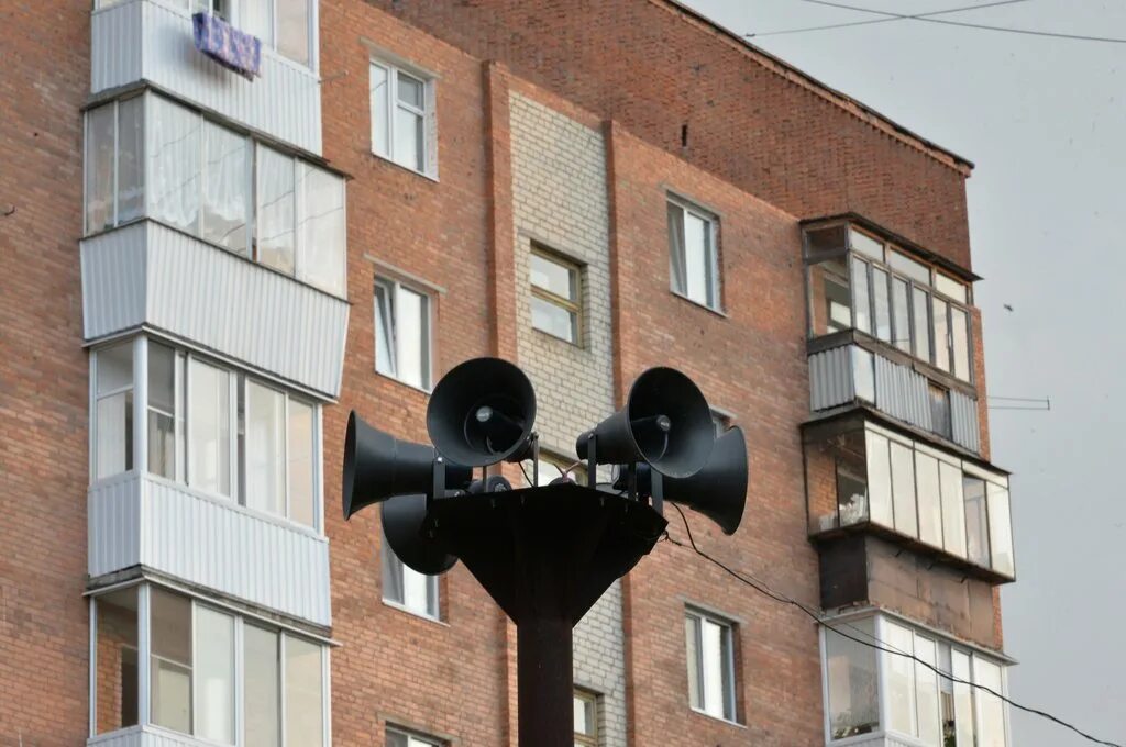 Сирена в омске сегодня. Электросирены система оповещения населения. Громкоговоритель на столбе. Громкоговоритель уличный. Уличная система оповещения.