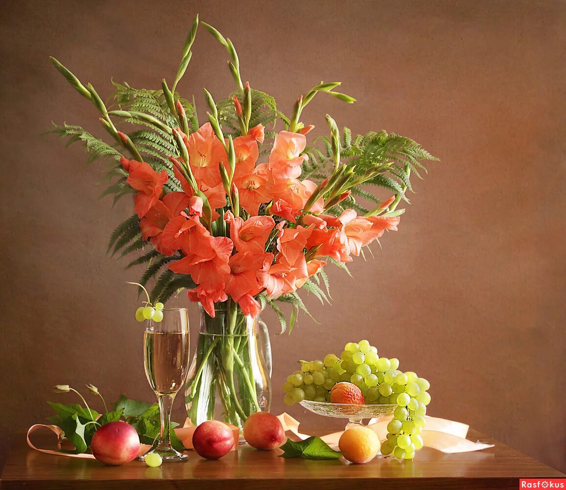 доброе утро гладиолусы. андрияка гладиолусы. тимошин гладиолусы. букет гладиолусов на окне. гладиолусы в горшках.