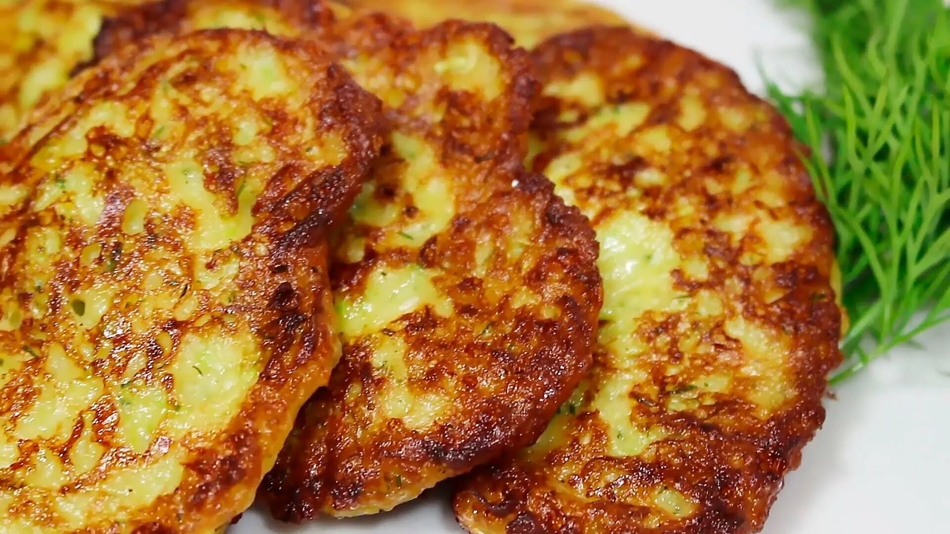 Драники вкусно и быстро на сковороде. Ладушки кабачков. оладьи из кабачков. оладьи из кабачков с сыром и чесноком. оладьи из кабачков на сковороде.