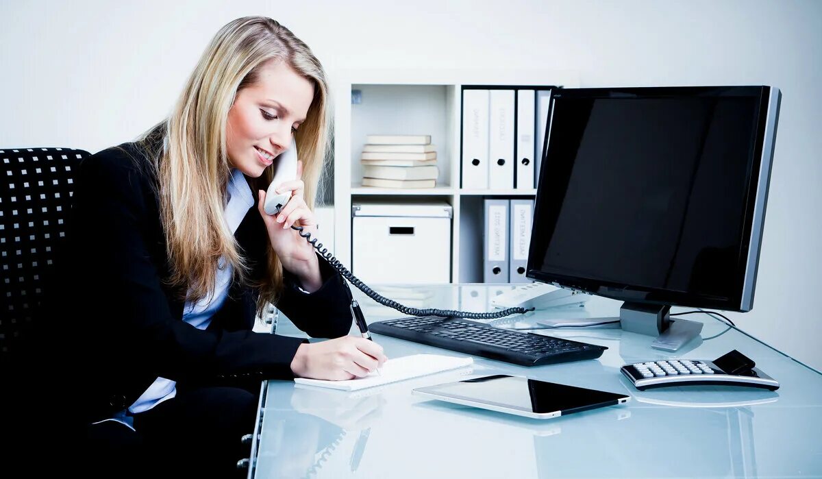 Женщина за компьютером. Профессия - секретарь. Офис менеджер это кто и чем занимается. Девушка на работе. Офис менеджер.