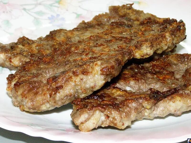 Рецепт сочных отбивных из говядины. Отбивные из говядины. отбивная из говядины на сковороде. отбивные из говядины сочные. говяжьи отбивные на сковороде.