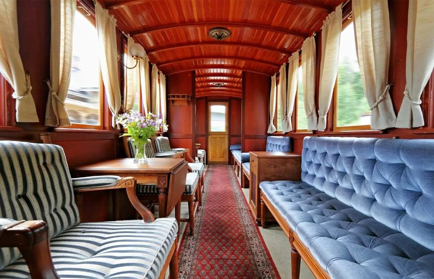 Кафе трамвай в выборге. В питере кафе ленинградский экспресс. Трамвай кафе пермь. В летнем кафе над стоящим поездом. В летнем кафе над стоящим поездом.