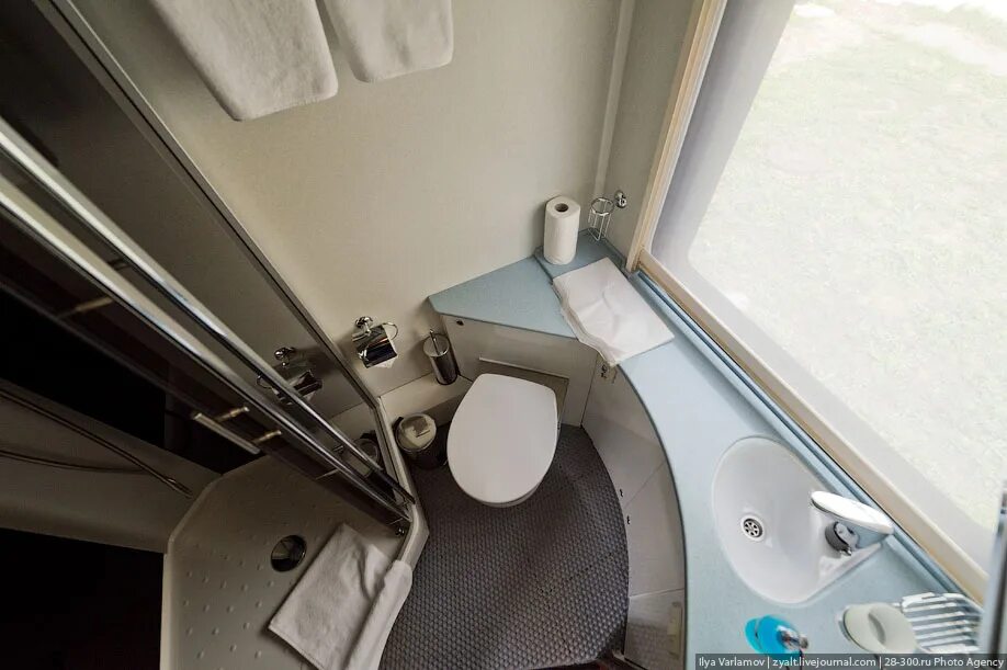 Двухэтажный вагон ржд санузел. Туалет в вагоне люкс ржд. Двухэтажный вагон ржд внутри. Св вагон ржд 2022 с душем. Биотуалет св ржд.