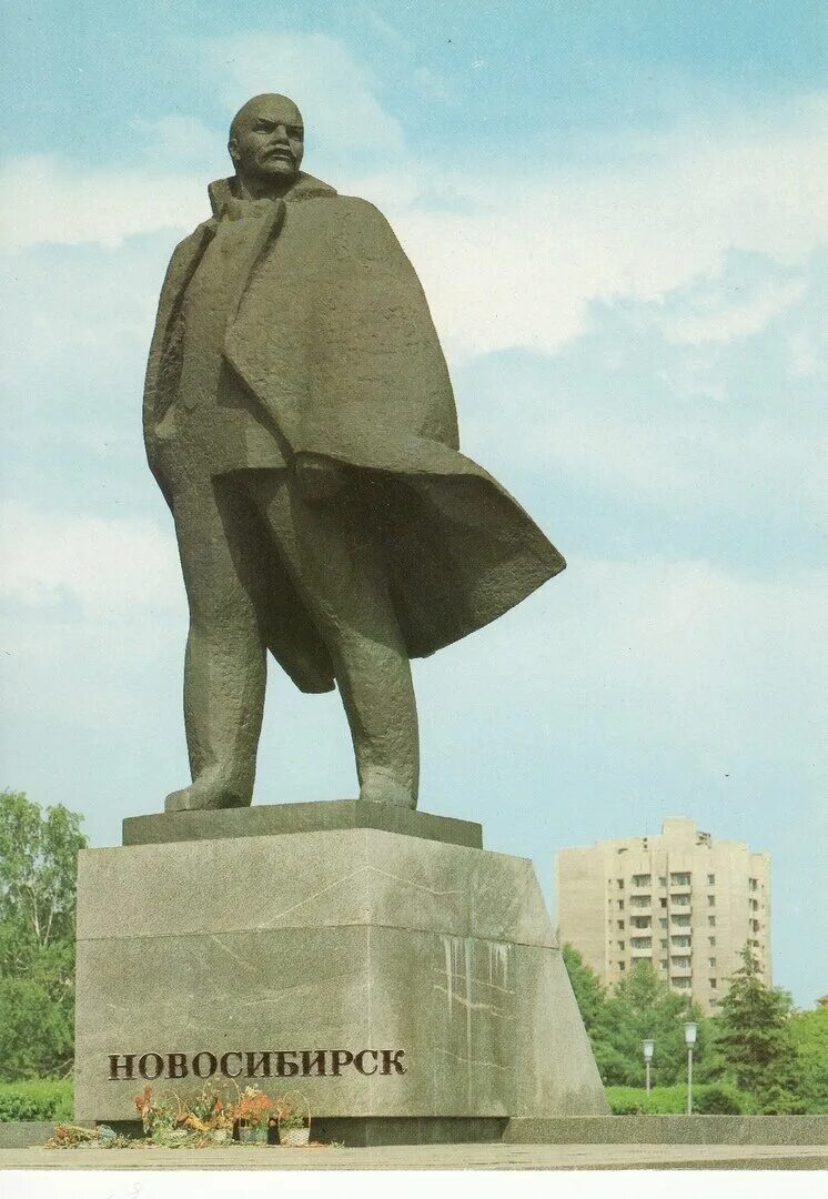 Статуи на площади ленина новосибирск. Статуи на площади ленина новосибирск. Памятник на площади ленина новосибирск. Статуя ленина на ленина в новосибирске. Статуя ленина в новосибирске.