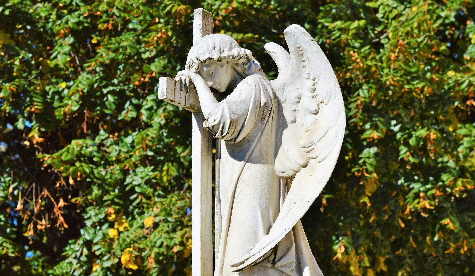 Скульптуры ангелов исаакиевского собора. В объятиях святого ангела. Микеланджело плачущий ангел статуя. Скульптура в православии. Мост святого ангела скульптуры.