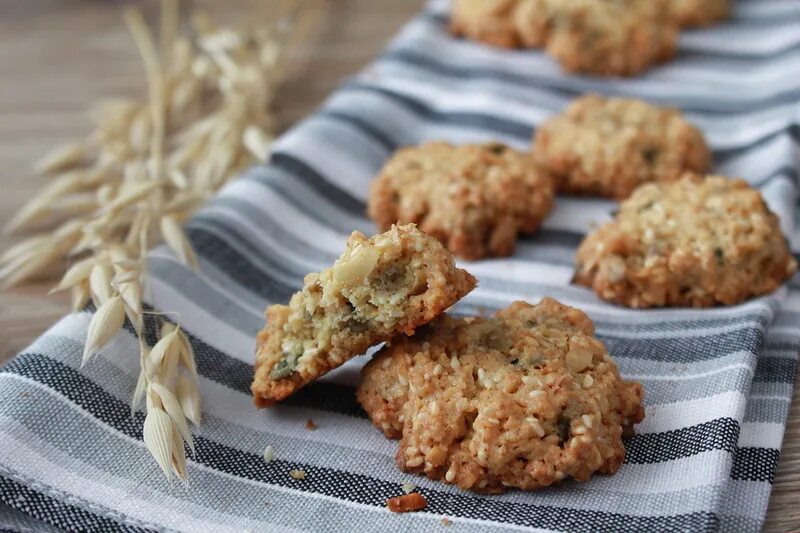 Печенье посыпанное орехами. Печенье с семечками и орехами. Овсяное печенье с семечками. Овсяное печенье с орехами. Печенье с орешками и семечками.