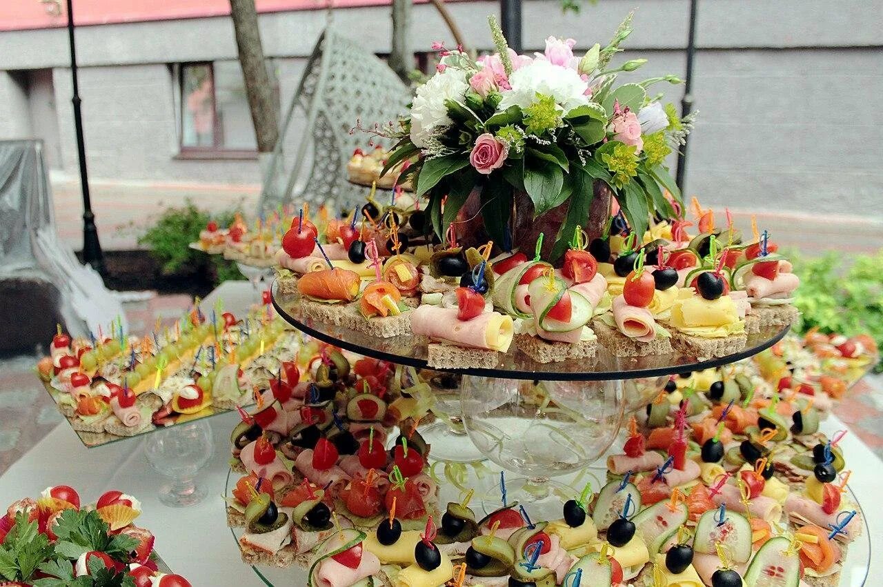 Как оформить фуршетный стол. Фуршет на день рождения. Фуршетный стол. Стол фуршет. Стол фуршет.