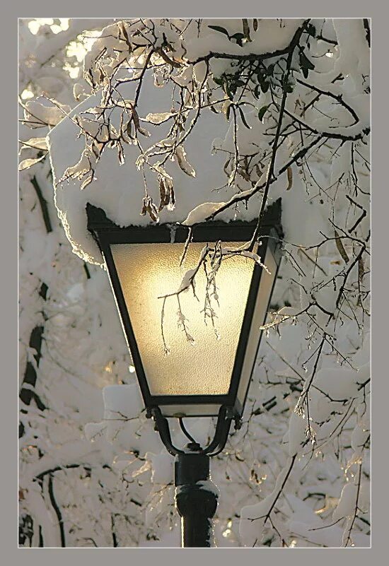 открытки с добрым утром зимние. открытки доброе утро с фонарем зимой. открытки доброе утро с фонарем зимой. зимний фонарь. уличный фонарь и снег.