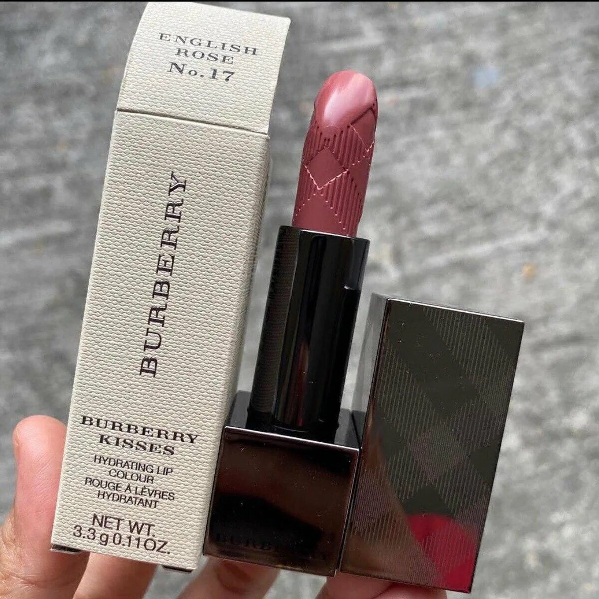 Burberry Kisses Matte свотчи. Помада Burberry 421. Burberry помада 17 English Rose. Burberry помада кушон. Помада burberry