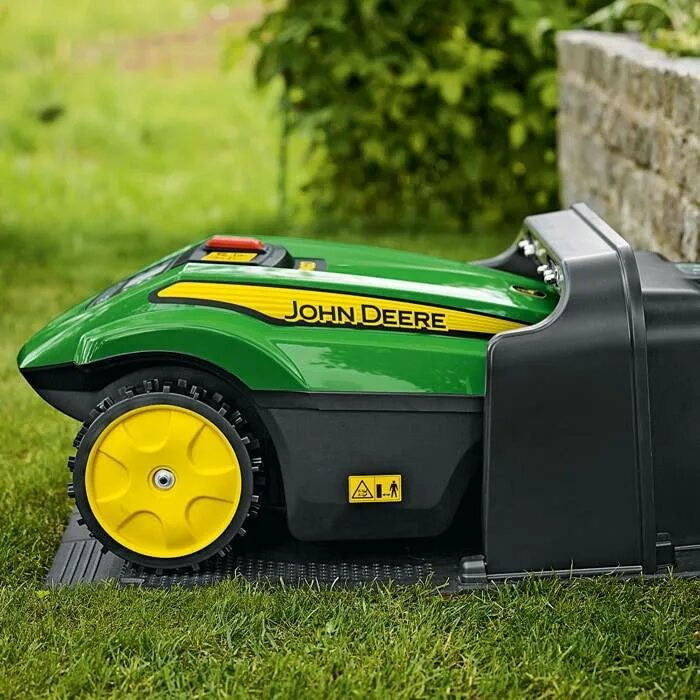 Лучшие роботы газонокосилки. Газонокосилка john deere 108. робот косилка травы. гараж для робота косилки. навес для робота газонокосилки леруа.