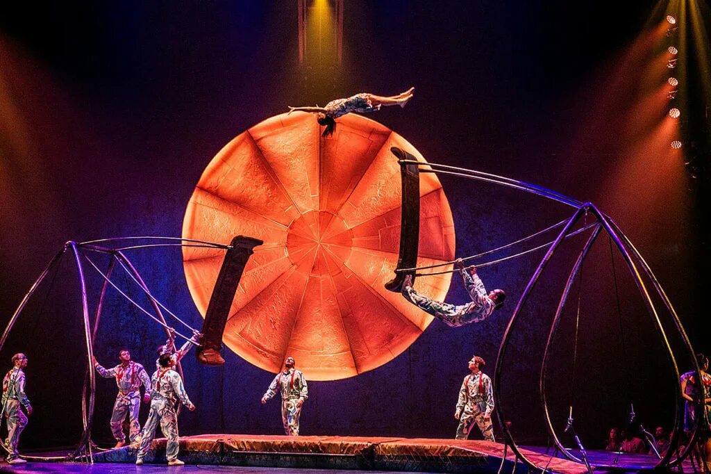 Цирк дю солей Luzia. Канадский цирк солнца Cirque du Soleil. Цирк шапито дю солей. Шоу Лузия цирк дю солей.