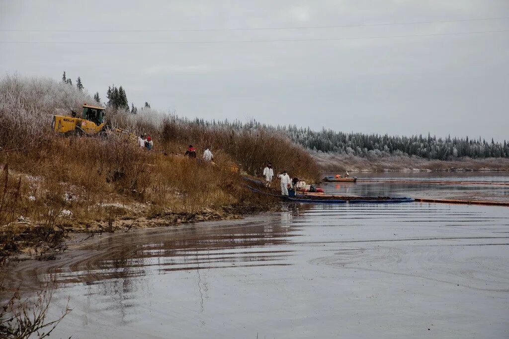 Вдали на крутом известковом. Разлив нефти на реке Колва. Река Колва Коми. Разлив нефти Усинск. Разлив на реке Колва.