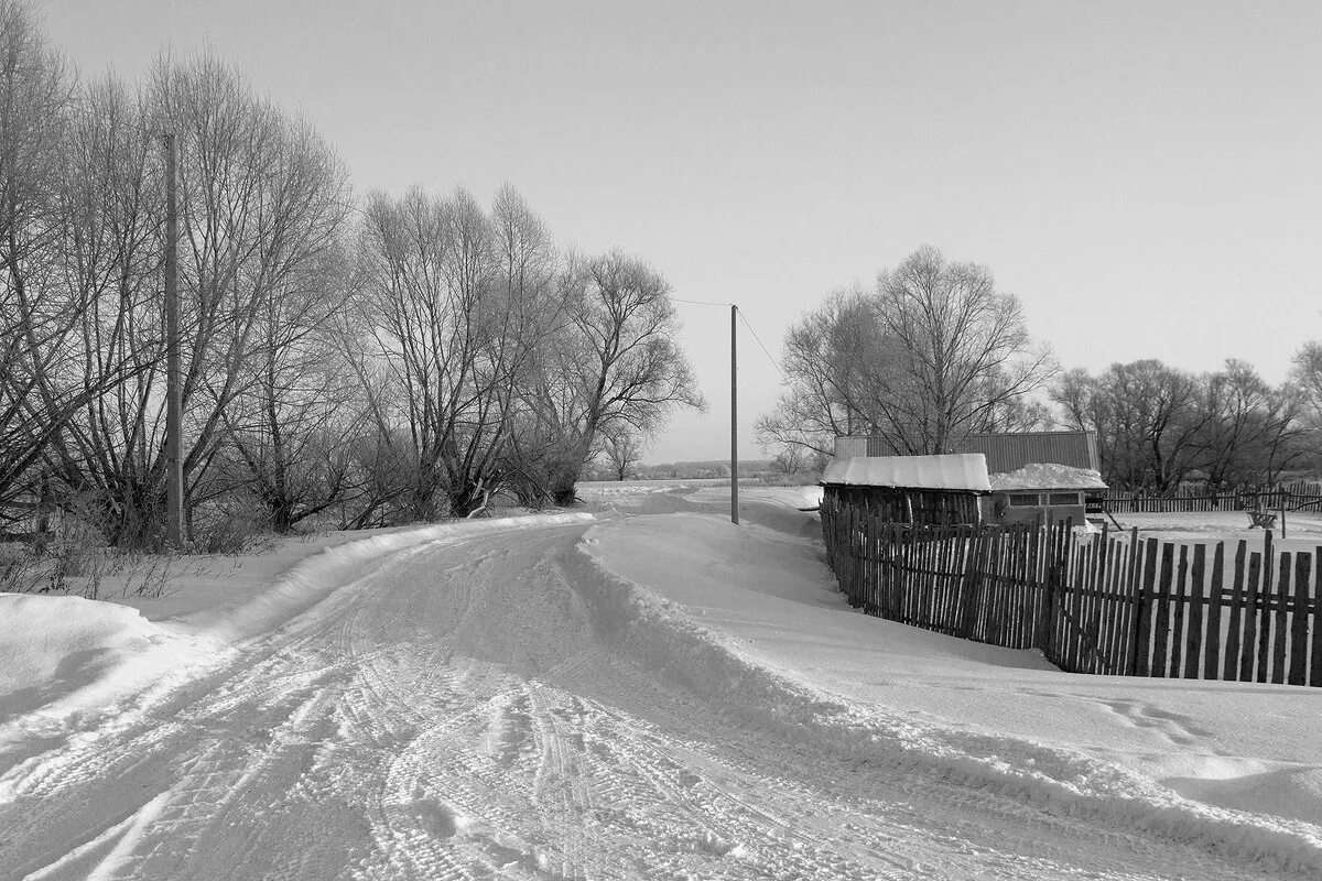 зима в деревне. зима дорога деревня. заснеженная деревня. урал зима деревня. зима в деревне.