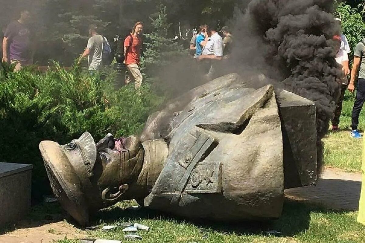 Памятник христофору колумбу снесли. Памятник во львове воинам. Памятник христофору колумбу. Сносят памятники советским солдатам в европе. Разрушение памятников культуры.