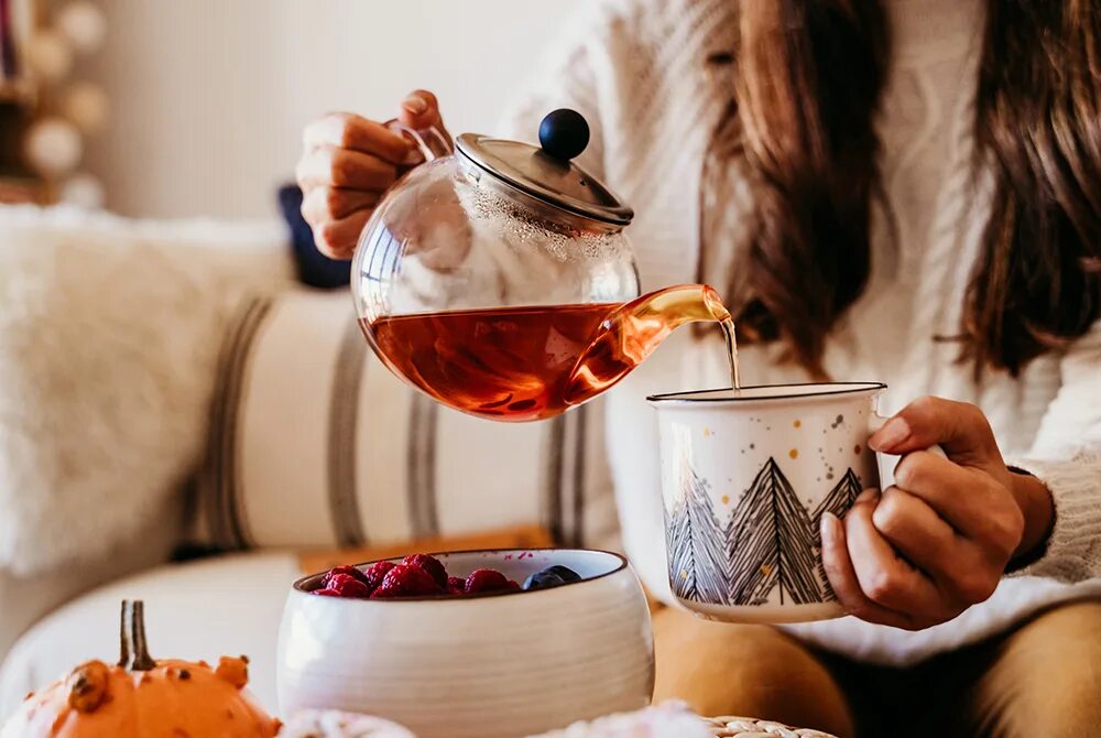 Почему пьют чай. Чай релакс. Необычные фотосессии девушек с чаем. Чай видеоролик. Подарок душевного чаепития.