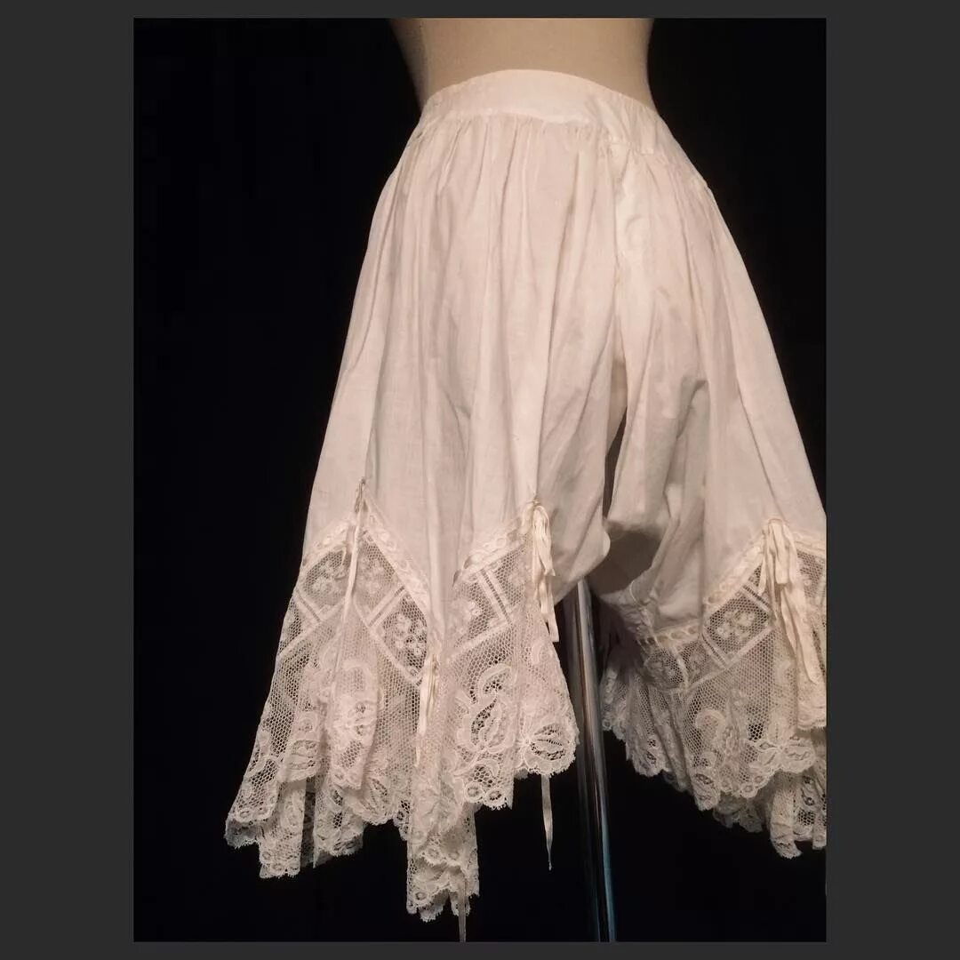 Панталоны женские 19 век 19 века. Панталоны 19 век. Попыхи белье. Дамские панталоны 19 век. Нижняя юбка-панталоны witt.