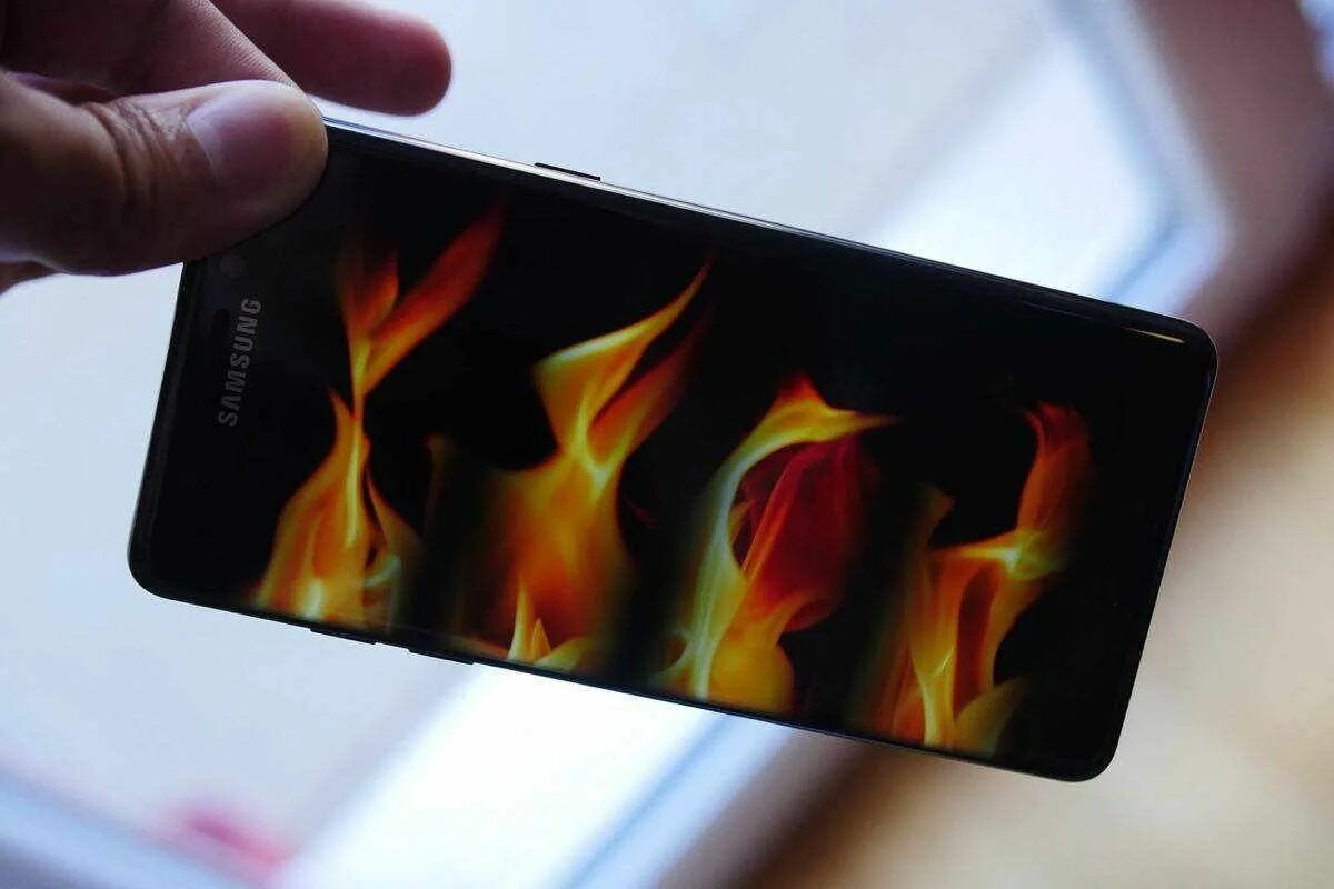 Note взрывается. Galaxy note 7 взрывается. самсунг галакси нот 7 взрывается. самсунг взорвался. самсунг ноут 7 взорвался.