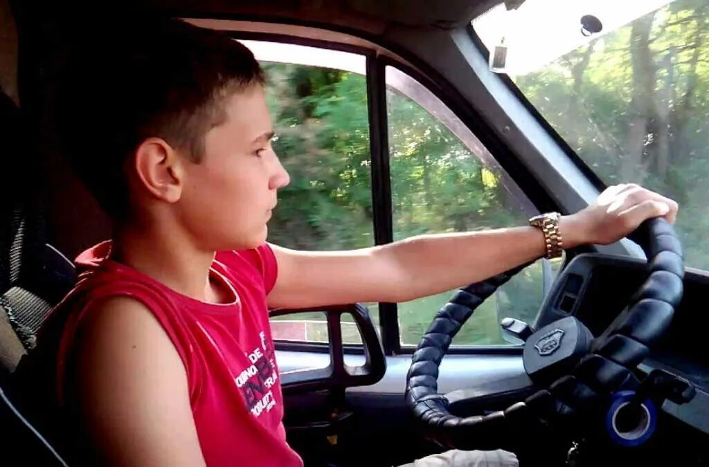 Ребенок 13 лет в машине