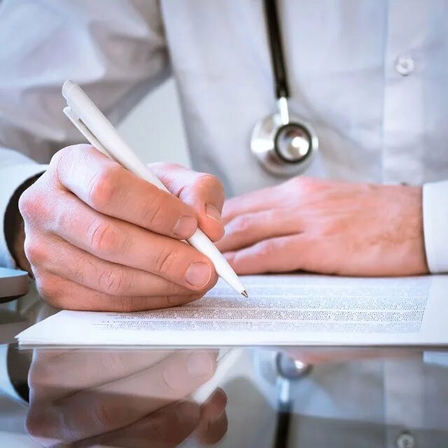 Врач пишет. Doctor writing. The Doctor writes. Врач пишет Эстетика. Patient first