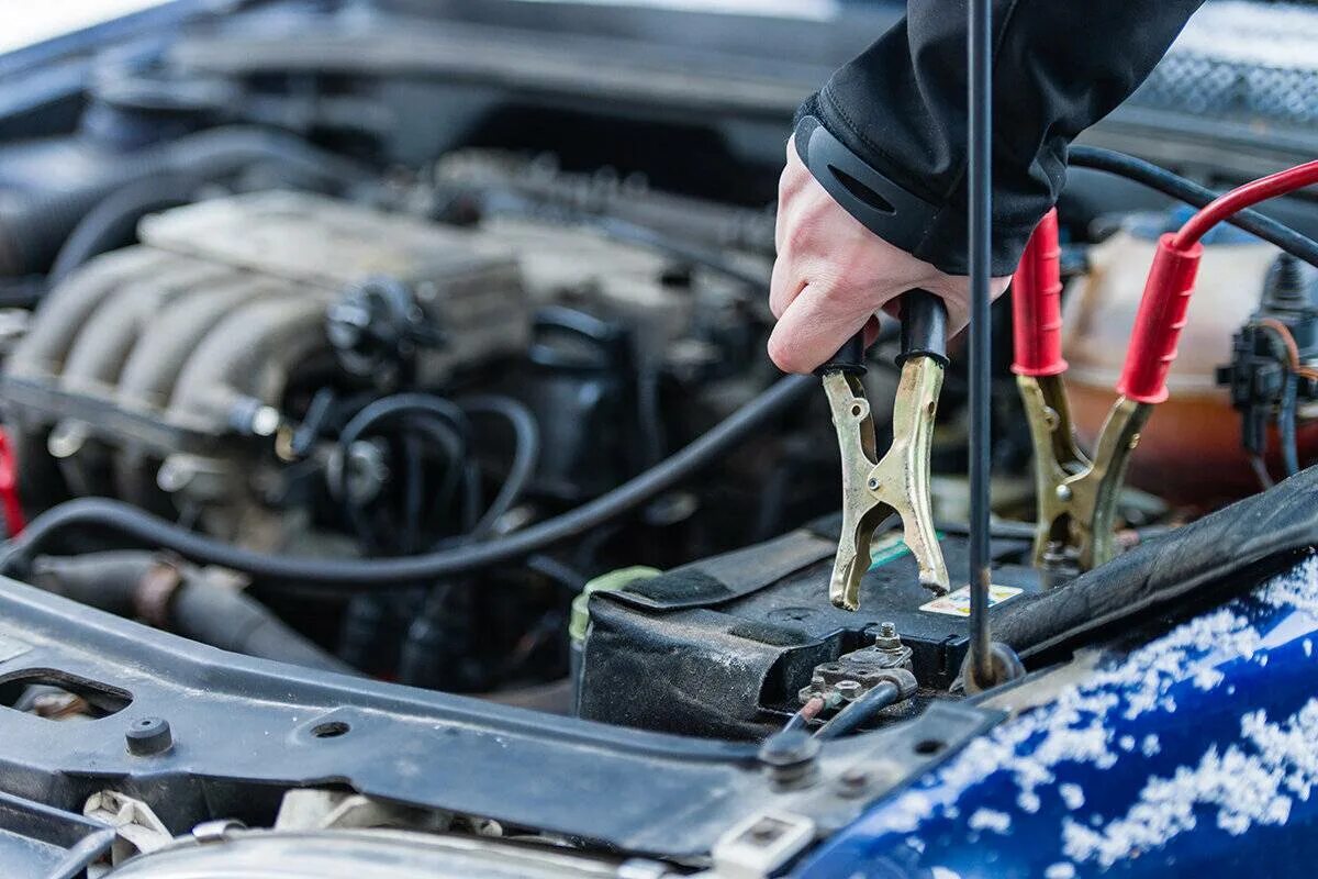 Прикуривание автомобиля. Запуск двигателя автомобиля. Прикуривание автомобиля зимой. Машина не заводится. Почему машина заводится не с первого раза