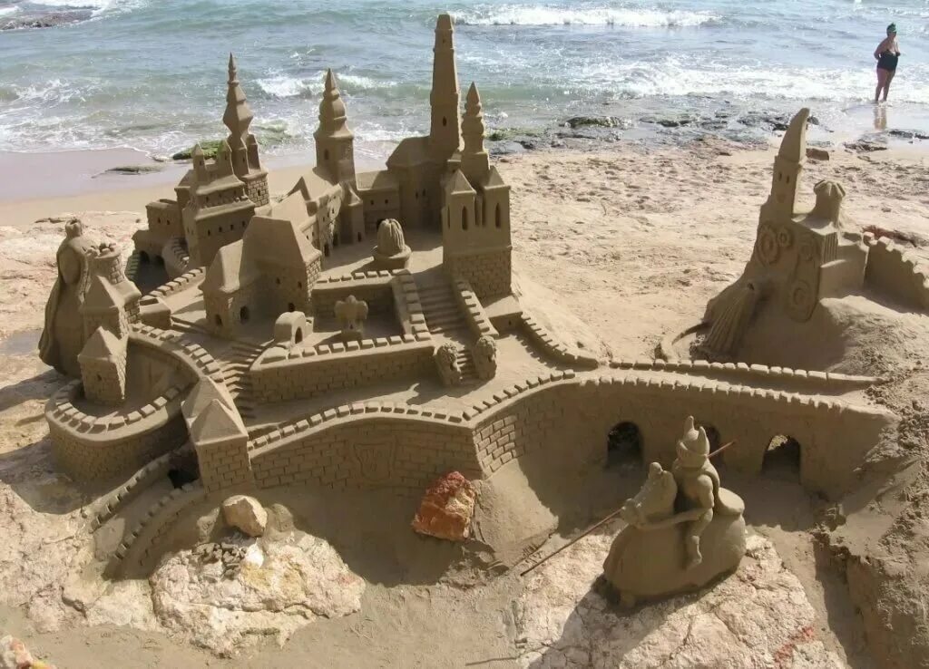 Make a sand castle. Бастион песчаный замок. Замки из песка для детей. Песочный замок. Домик из песка.