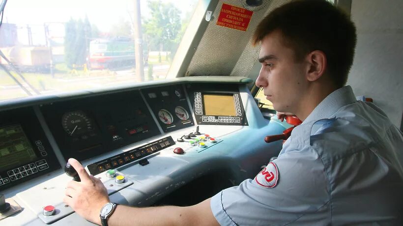 Зарплата помощников электровозов. Профессия помощник машиниста тепловоза. Помощник машиниста электровоза тепловоза. Машинист Локомотива электровоза. Профессия помощник машиниста электровоза.