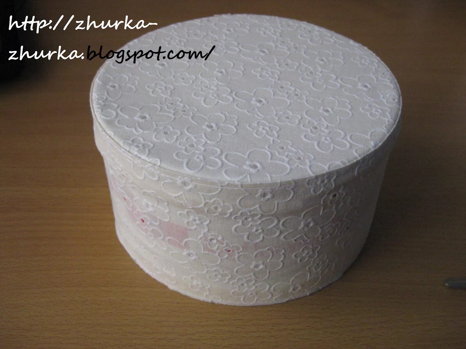 поделки из круглых коробок. поделки из круглых коробок. шкатулка украшенная цветами. коробочка из под сыра. поделки из круглых коробок.