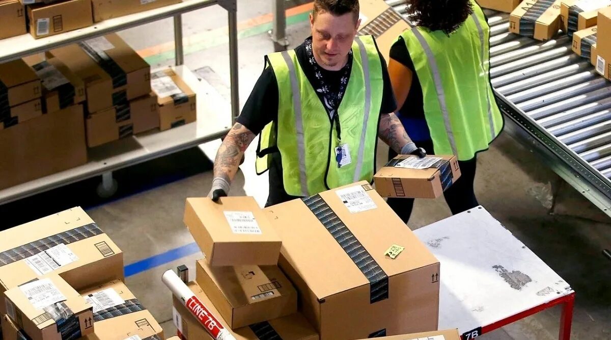 Упаковщик в типографию. Упаковщик фасовщик с ежедневной оплатой. Упаковщик на склад. Требуется упаковщик. Упаковка косметики на складе.