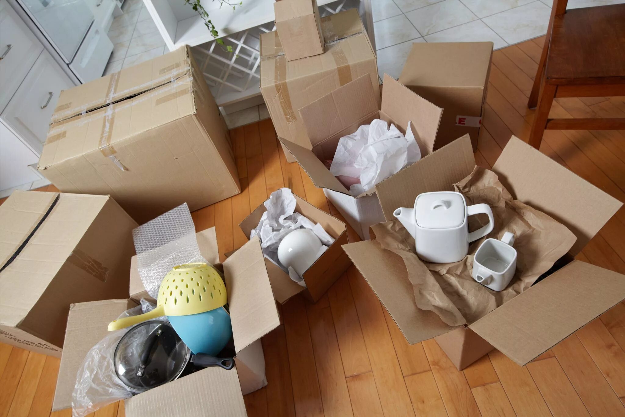 Сортировка предметов. Сортировка вещей. вещи в коробках выселение. boxes in storage. pack properly for moving.