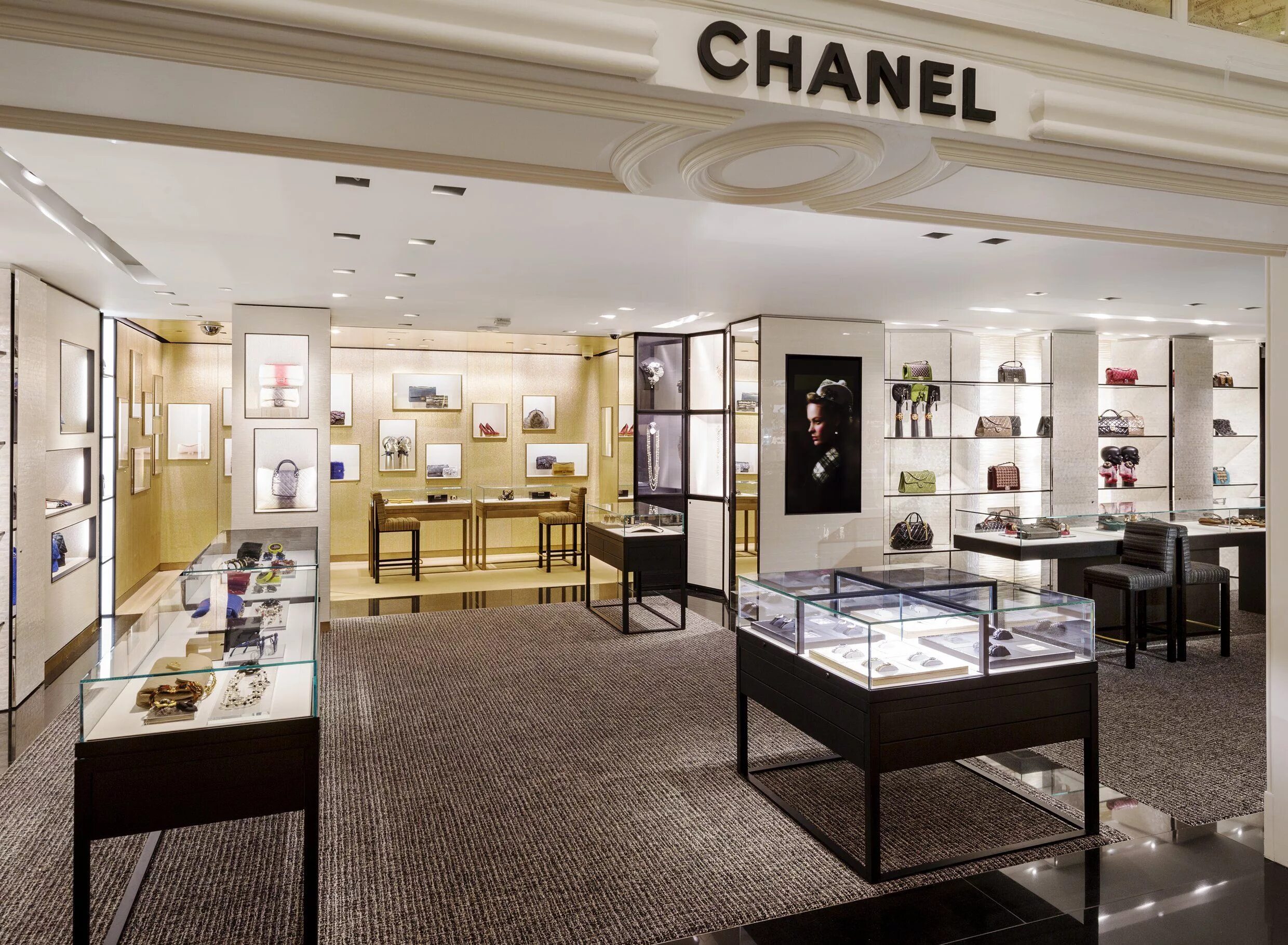 Chanel shopping bag. Магазин витрина chanel. Chanel shopping. Chanel shopping. Дом коко шанель в париже.