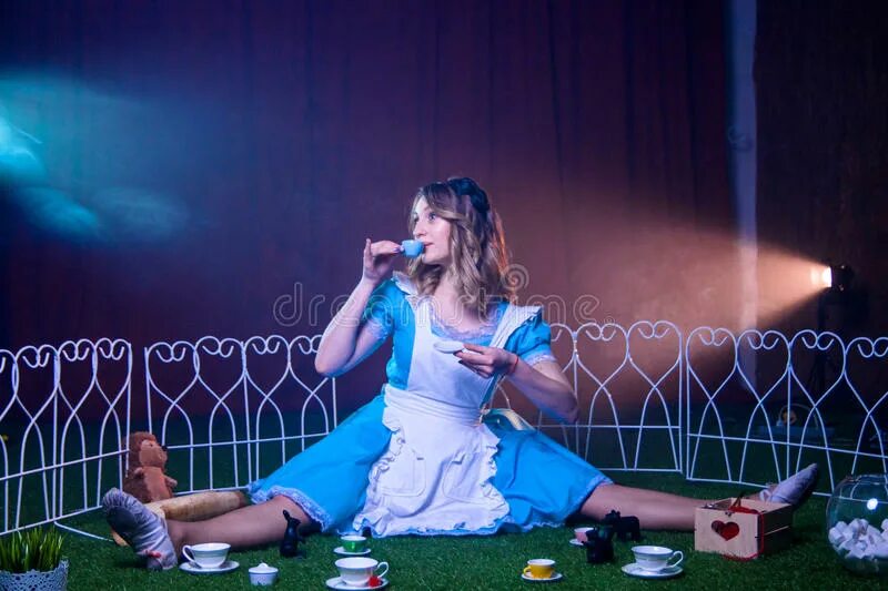 Бухая Алиса. Alice Drink Tea. Алиса пьет микстуру. Алиса пьёт из флакона.