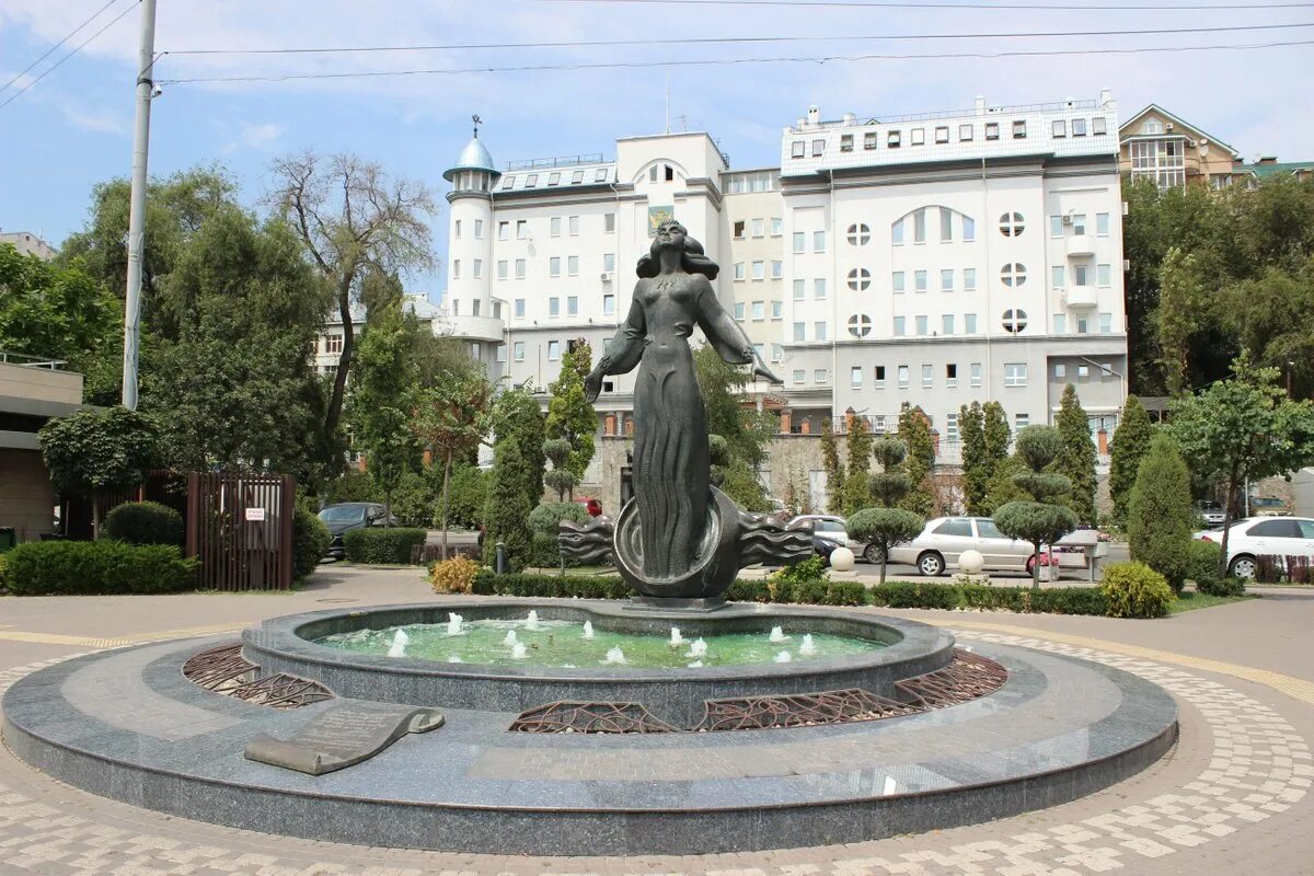 Памятники героям шолохова в ростове. Ростов на дону памятники. Набережная ростова-на-дону памятник ростовчанке. Дмитрия ростовского. Ростов на дону памятники.