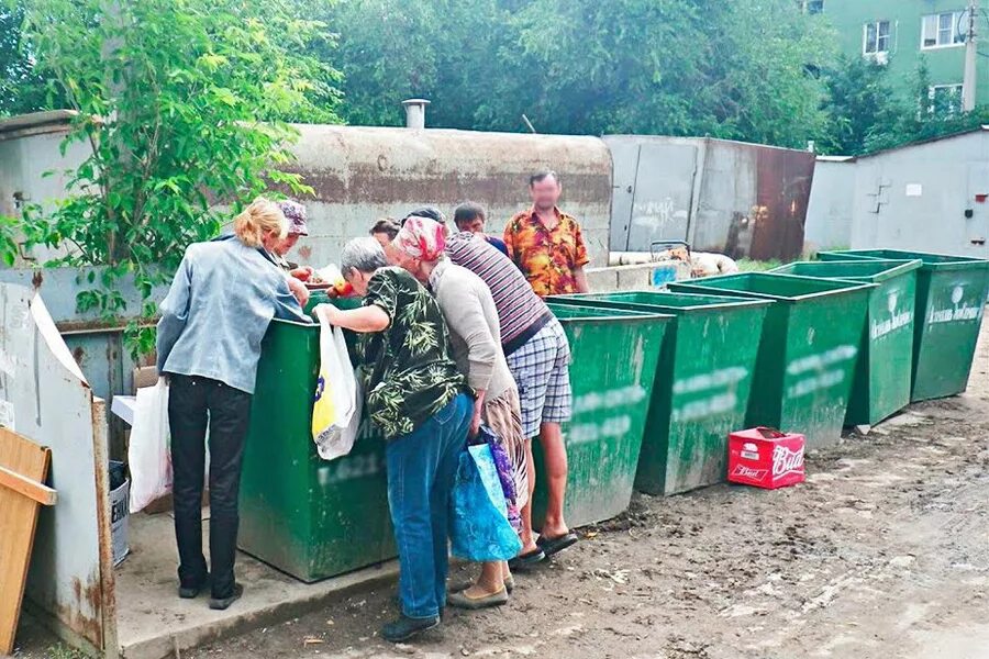 Хонкай мусорка. Пенсионеры роются в мусорке. Пенсионеры в мусорных Баках. Пенсионеры роются в мусорных Баках.