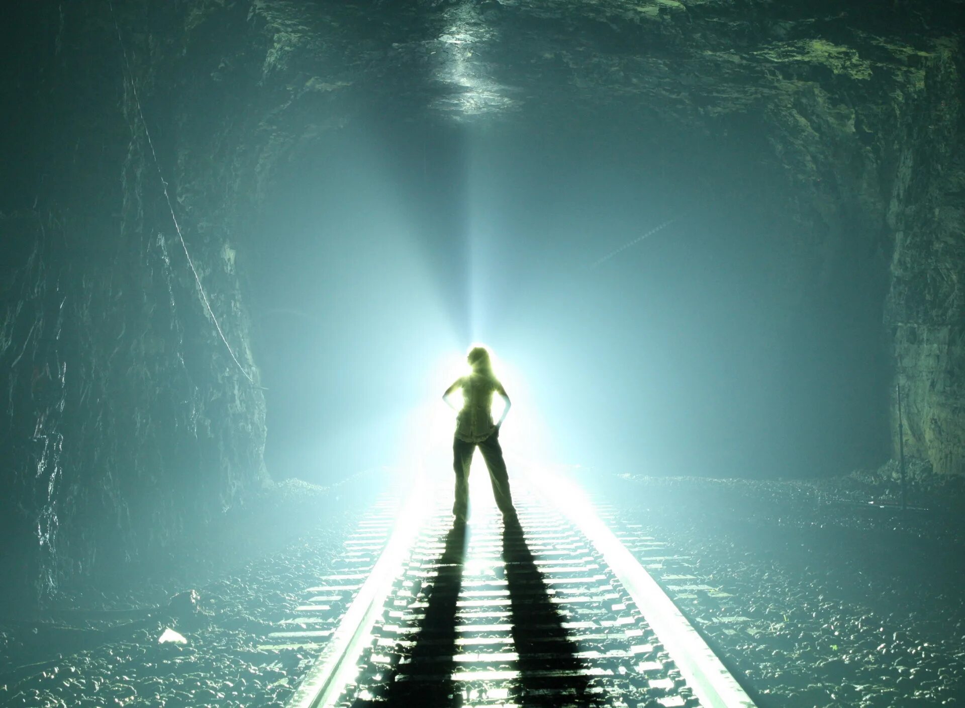 Лестница дорога к свету. Дорога мрак. Лестница к богу. Милые кости арт. Светлая дорога.