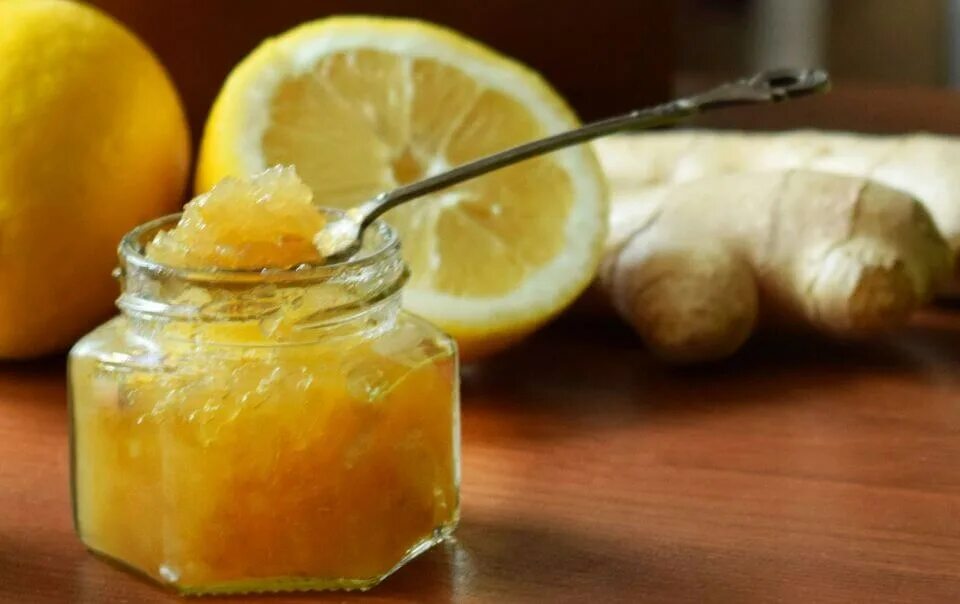 Имбирь мед и лимон рецепт от простуды. "Имбирь, лимон и мёд" сироп 100 мл. Лимон с имбирем. Имбирь и мед. Мед с лимоном.