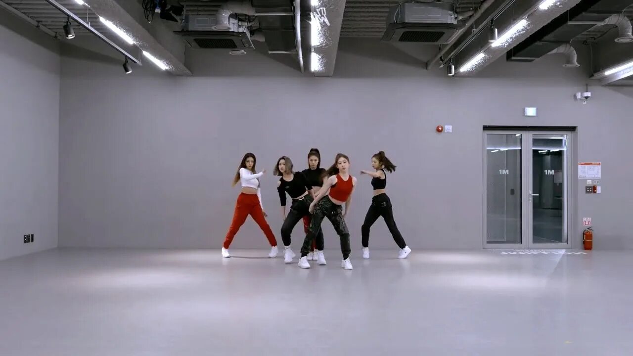 Itzy mirror. Танцы k pop itzy wannabe. itzy wannabe dance. дэнс практика. yeji из itzy dance practice.