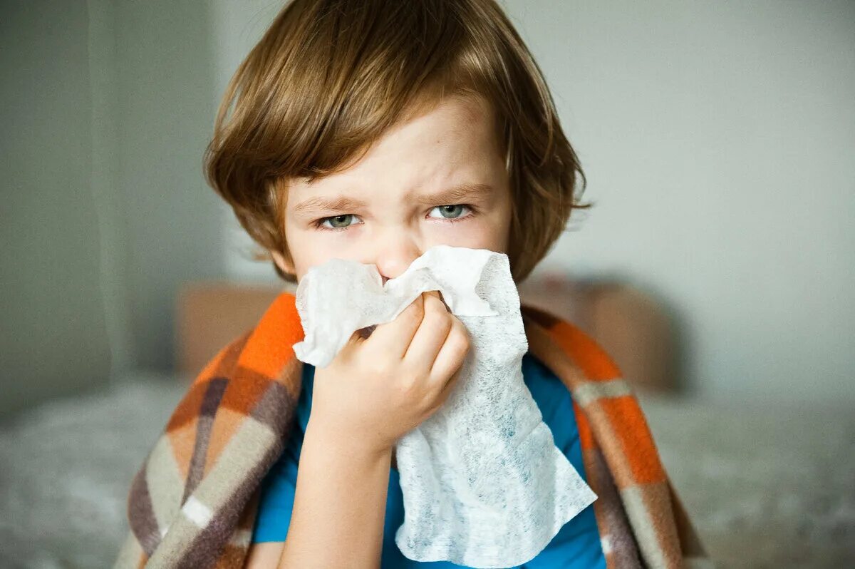 Сопли после простуды. ОРВИ У детей. Ребенок чихает. Маска от гриппа. Малышева об аллергии.