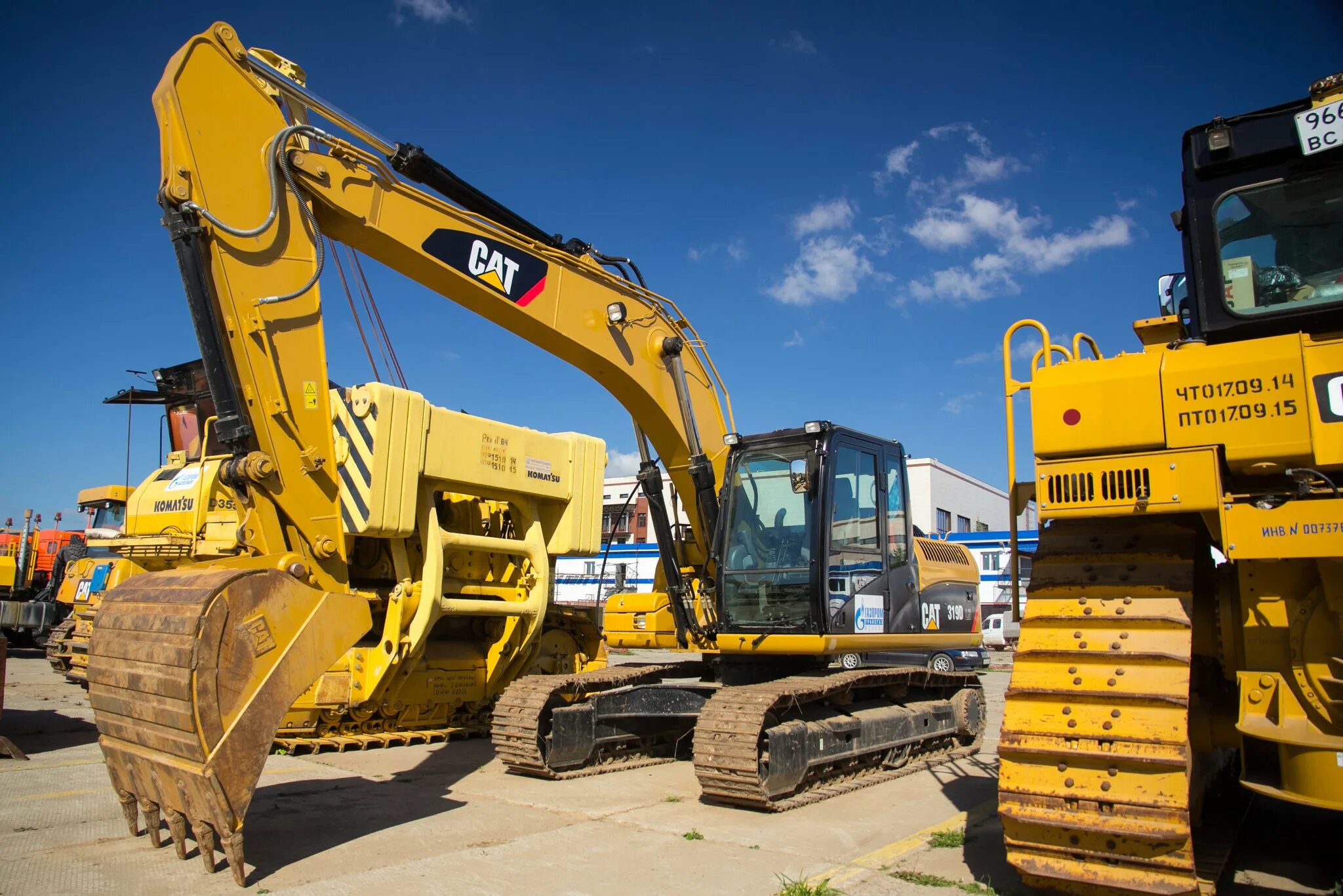 Купить спецтехнику бу. Экскаватору Hyundai 225 2022. Экскаватор Caterpillar 219. Бульдозер New Holland b80b. Hyundai 225.