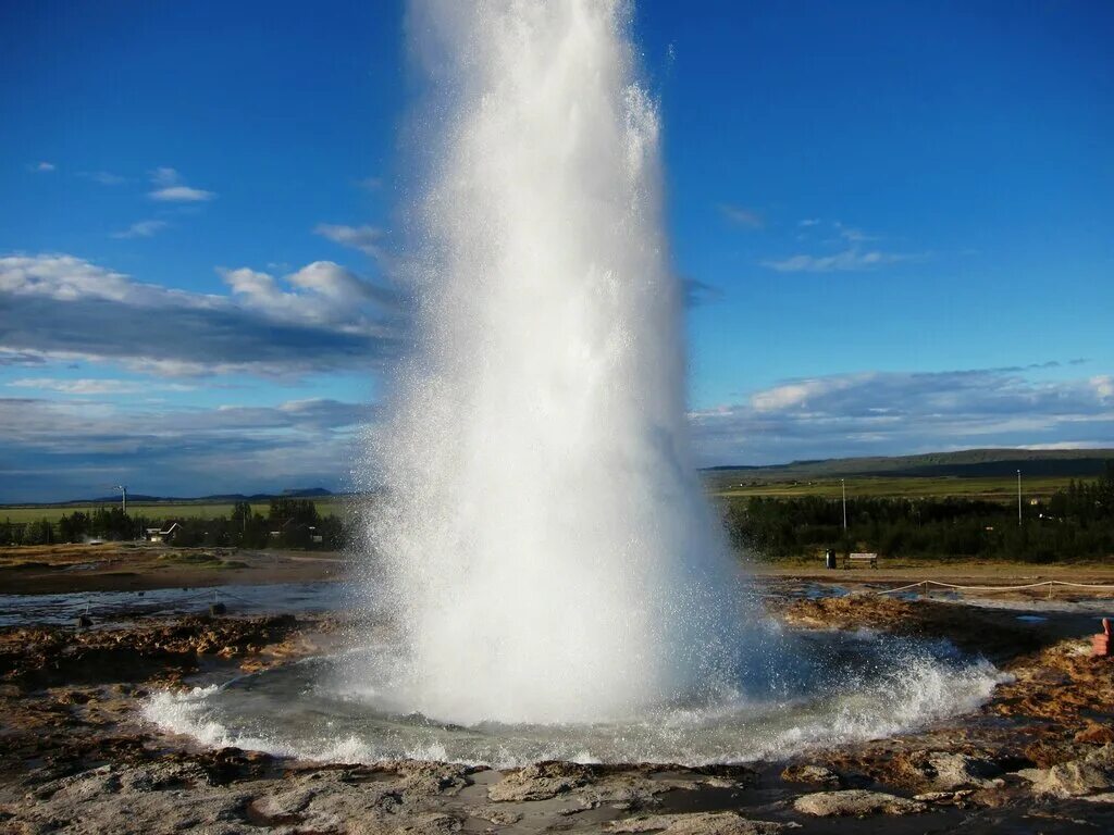 Исландия гейзеры. Гейзеры и артезианские воды. Долина гейзеров Хаукадалур в Исландии. Водяные гейзеры. Вода гейзеров исландии содержит следующие