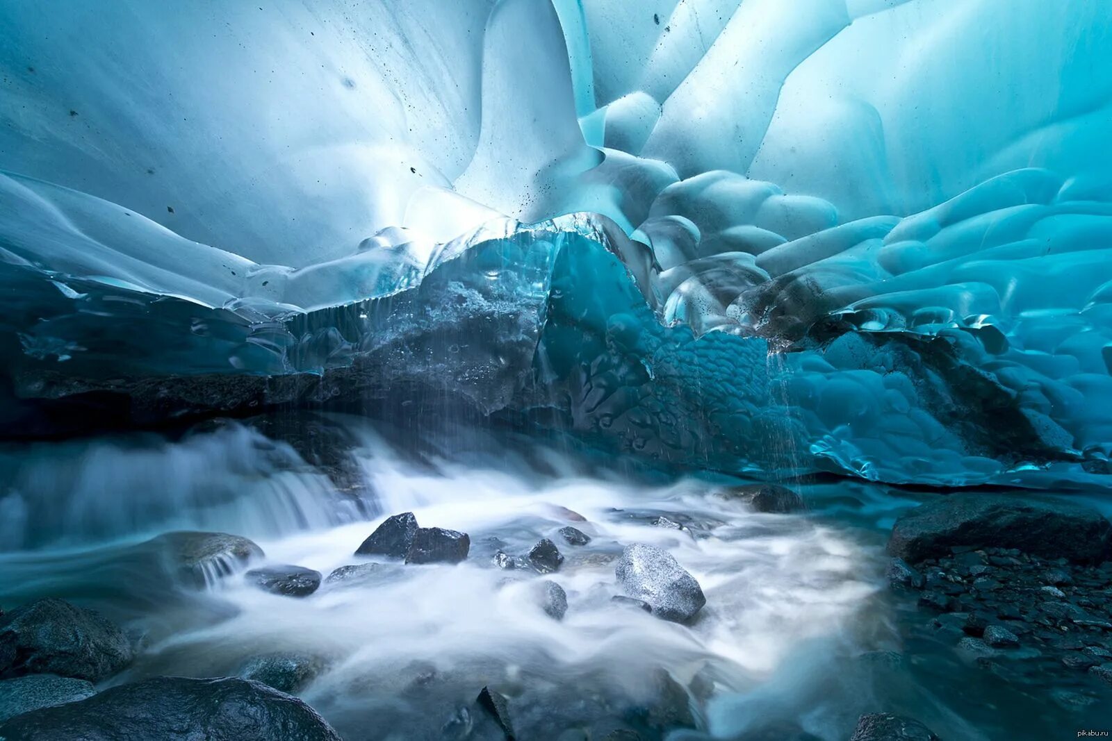Лед снизу. Ледяные пещеры Менденхолл. Пещеры ледника Менденхолла Аляска. Ледяные скалы. Ледниковая вода.