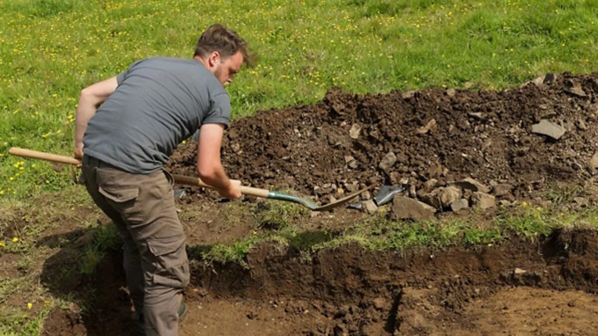 Digging holes. Лопата копать траншею. Копка участка. Ручная копка траншей. Ручная копка земли.