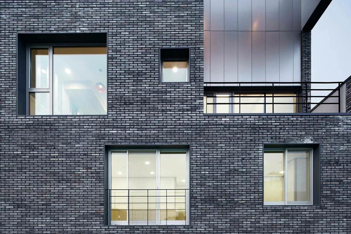 Текстура здания с окнами. Стена с окном. Фасады домов с окнами. Окна здания. Фасад здания с окнами.