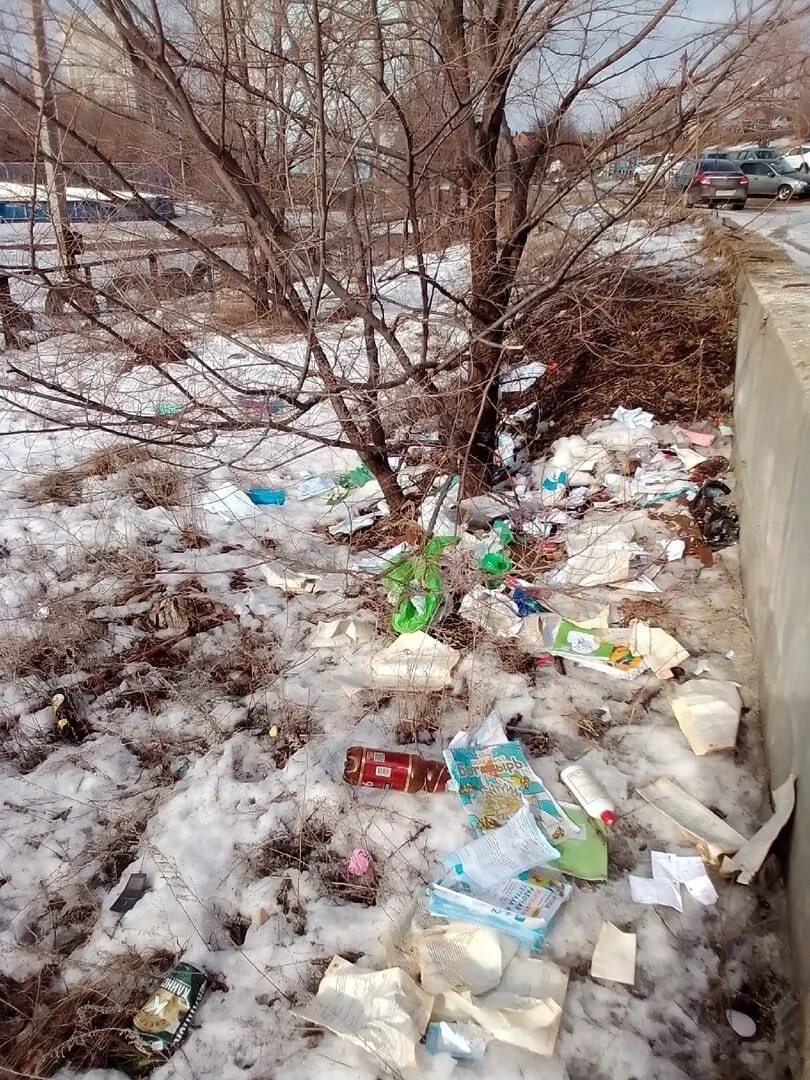 Растаяли почти. Снег весной. Мусорки. Мусорный бак с мусором.