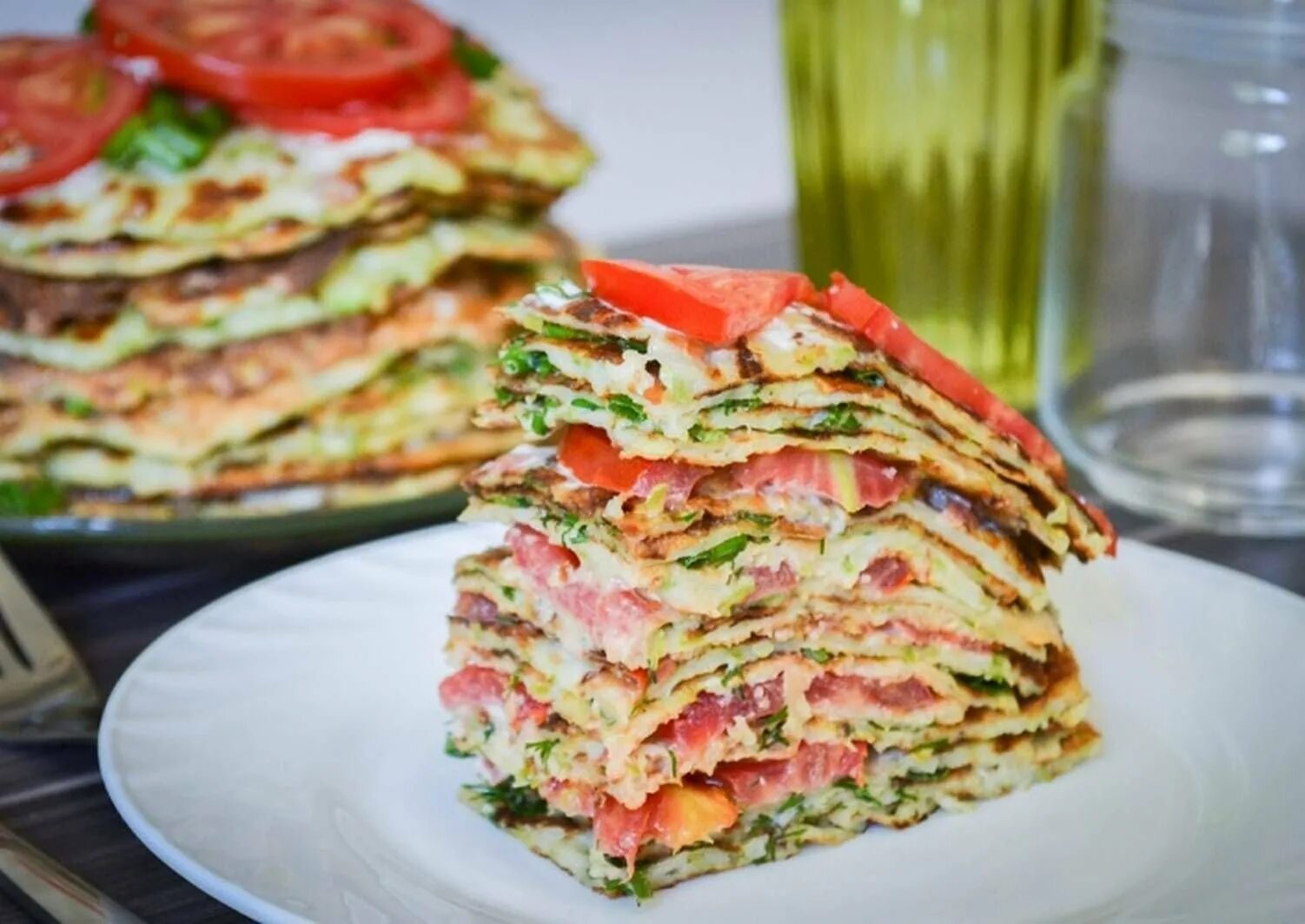 Кабачковый торт с помидорами и чесноком. Торт из кабачков вкуснейший кабачковый торт. торт из кабачков с помидорами и чесноком. кабачковый закусочный торт. кабачковый торт с сыром.