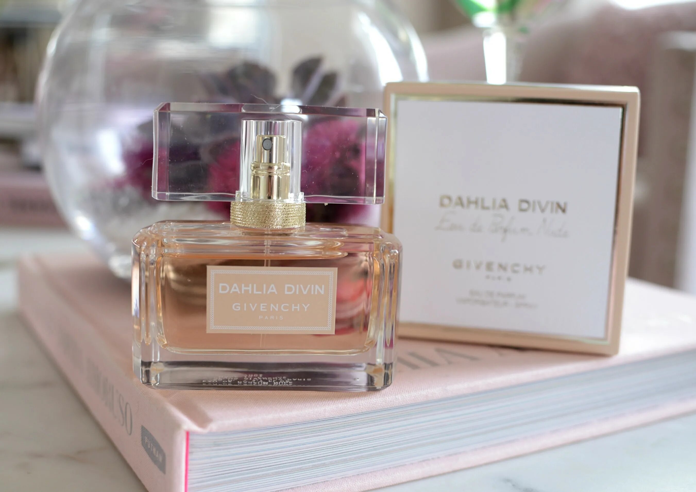 Нежные сладкие ароматы. Парфюм дживанши женские Dahlia Divin. Dahlia Divin EDP 50ml. Givenchy Dahlia Divin nude 2ml EDP отливант.